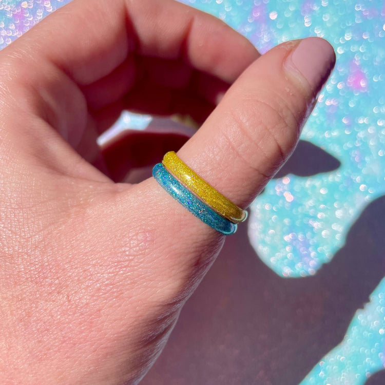 THIN STACKABLE SOLIDARITY RING SET - Midnight Studio Holographic Blue + Holographic Yellow / 6 Rings